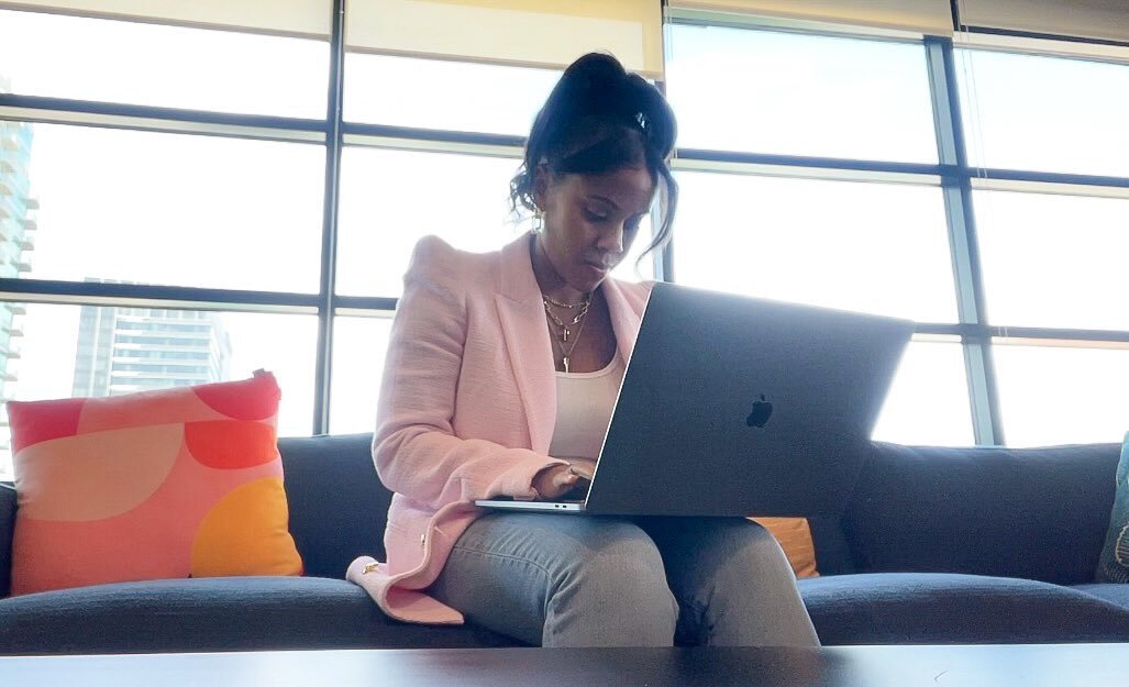👩🏾&zwj;💻Shoutout to every working mom out there because wow&hellip;it&rsquo;s the most🤪I&rsquo;m in the process of getting back into the work groove after being off on maternity leave, so I captured my first week of work to take you along for the